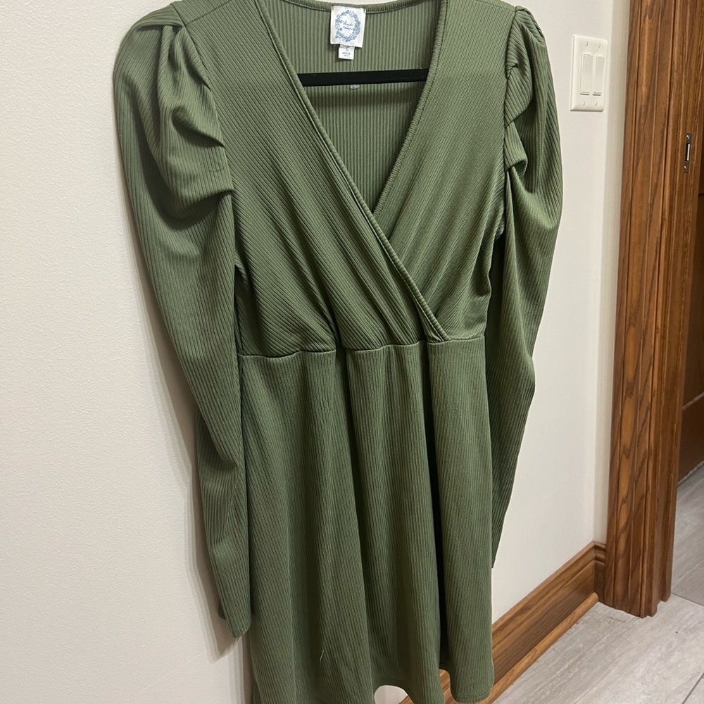 Green long sleeve v neck dress